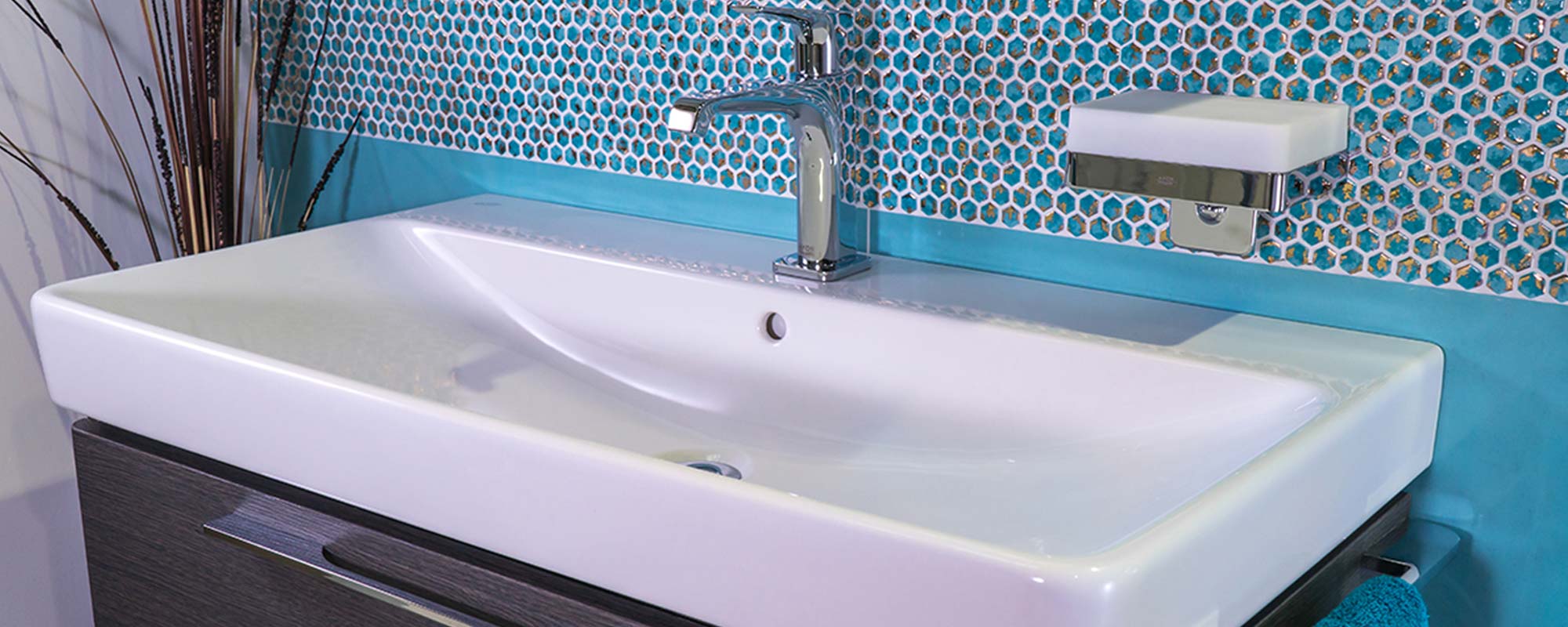 modernes Waschbecken mit Mosaikfliesenspiegel mit goldenen Highlights